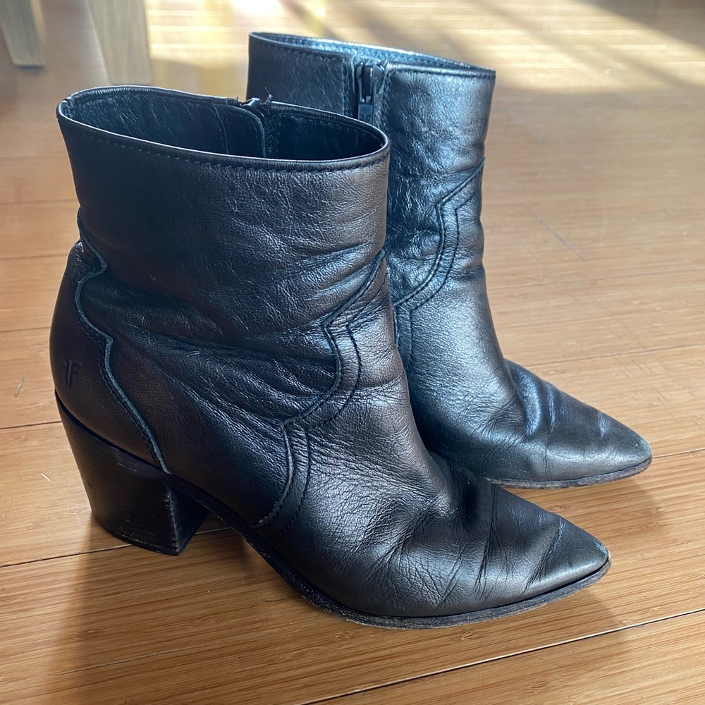 Frye Women’s Flynn Short Inside Zip Ankle Boot